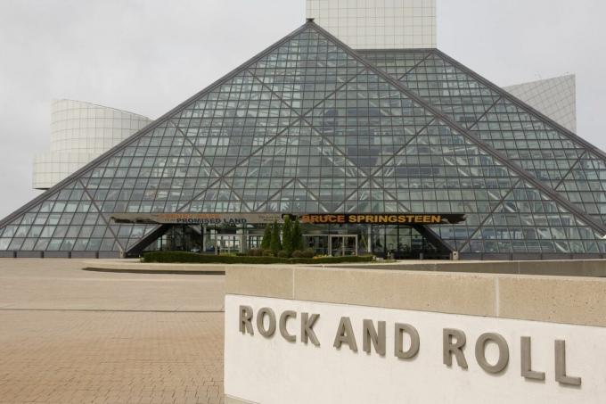 sklenená pyramída so znamením v popredí: ROCK A ROLL