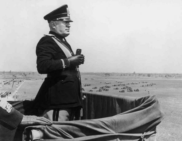 Taliansky diktátor Benito Mussolini (1883 - 1945) vykonal prieskum nového letiska Caselle počas návštevy Turína 16. mája 1939.
