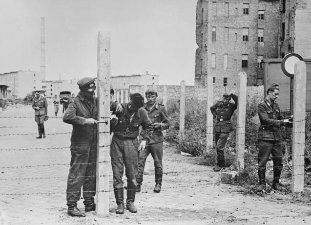 Vojaci, ktorí postavili ploty z ostnatého drôtu v rámci prípravy na Berlínsky múr, 14. augusta 1961.