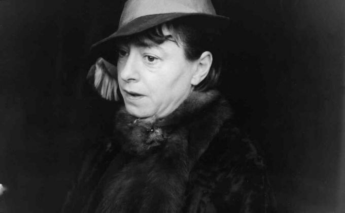 Portrét Dorothy Parker v klobúku a kožuchu