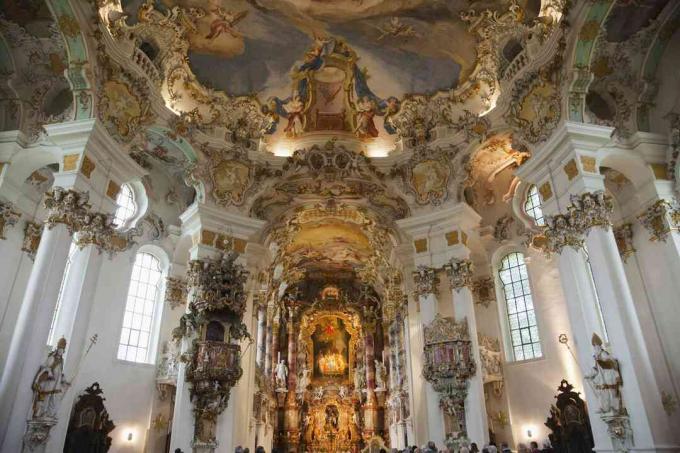 Rokokový interiér jednoduchého bavorského vidieckeho kostola, Wieskirche