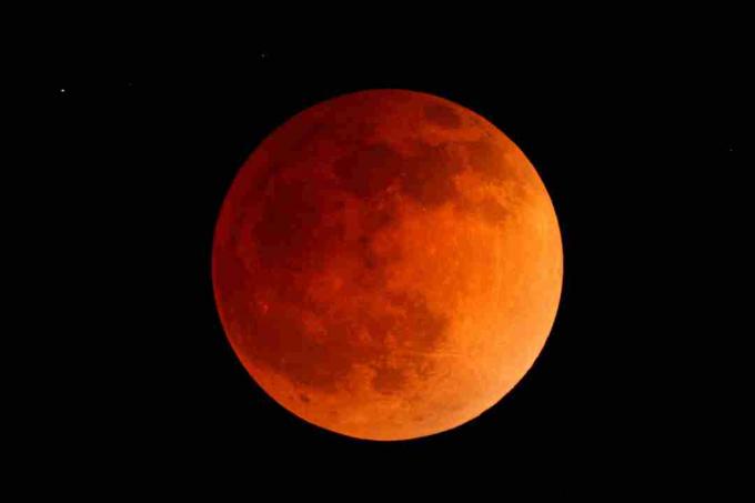 Krvný mesiac je jedno meno pre červenkastý mesiac, ktorý bol pozorovaný počas úplného zatmenia Mesiaca.