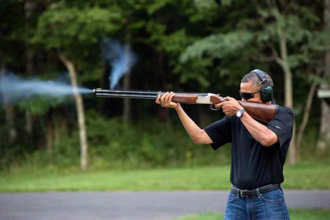 fotografie prezidenta Baracka Obamu, ktorý strieľal z brokovnice na tábor David