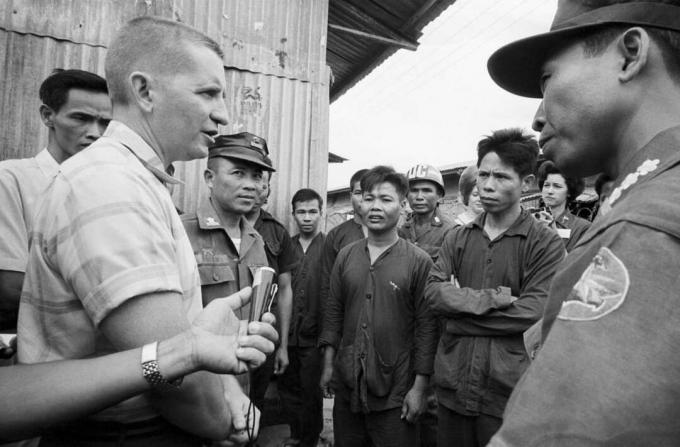 ross perot navštevujúci severných vietnamských zajatcov