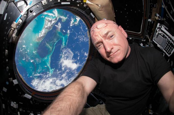 Scott Kelly v selfie v kupole ISS.