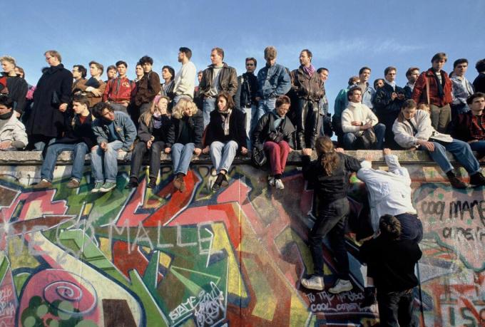 Oslavy 10. novembra 1989 lezú na Berlínsky múr.