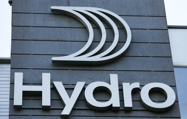 Nové logo nórskej hliníkovej skupiny Norsk Hydro je možné vidieť v ich ústredí v Lysaker mimo nórskeho Osla