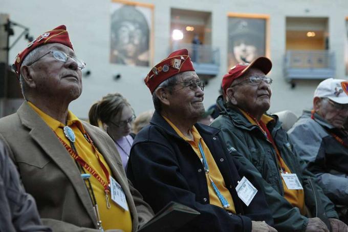 Skupina hovorcov kódu Navajo sa zišla desaťročia po druhej svetovej vojne.
