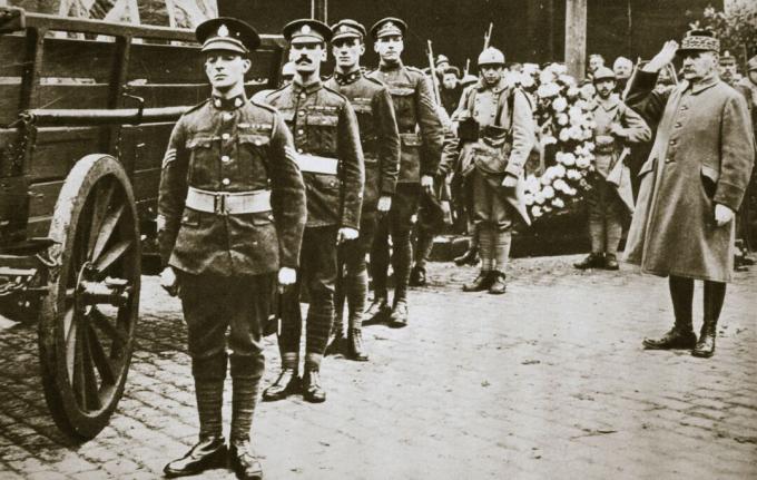 Maršal Foch francúzsky generál zdravil britského neznámeho vojaka okolo roku 1918