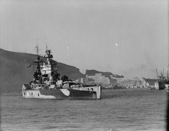 Bojová loď HMS Nelson v prístave v Mers-el-Kebir, 1942.