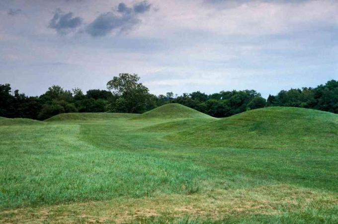 Pohľad na mesto mohyla v národnom historickom parku Hopewell Culture, neďaleko dnešného mesta Chillicothe Ohio