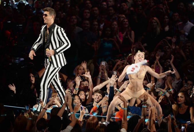 Robin Thicke a Miley Cyrus vystúpia počas ceny MTV Video Music Awards 2013 v Barclays Center 25. augusta 2013 v mestskej časti Brooklyn v New Yorku.