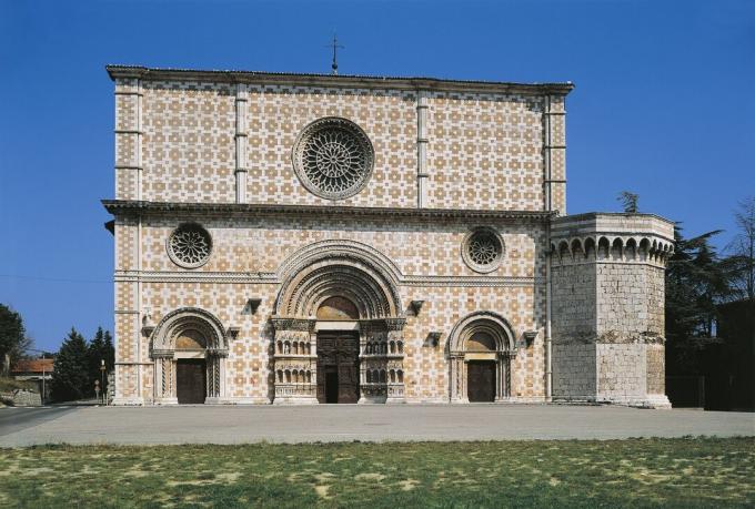 Bazilika Santa Maria di Collemaggio v L'Aquile, Taliansko.