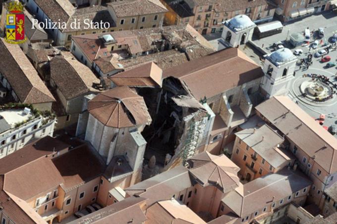 Poškodenie katedrály Duomo v San Massimo v L'Aquile v Taliansku po zemetrasení 6,3 v roku 2009