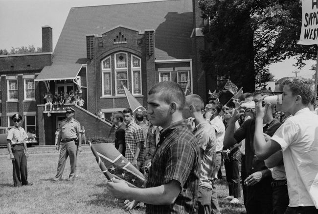 Dav študentov na Woodlawn High School v Birminghame, Alabama, vyvesil vlajku Konfederácie v opozícii k začiatku Birminghamskej kampane, máj 1963