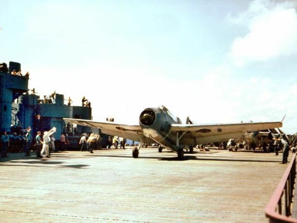 Farebná fotografia TBF Avenger na letovej palube USS Yorktown (CV-10).