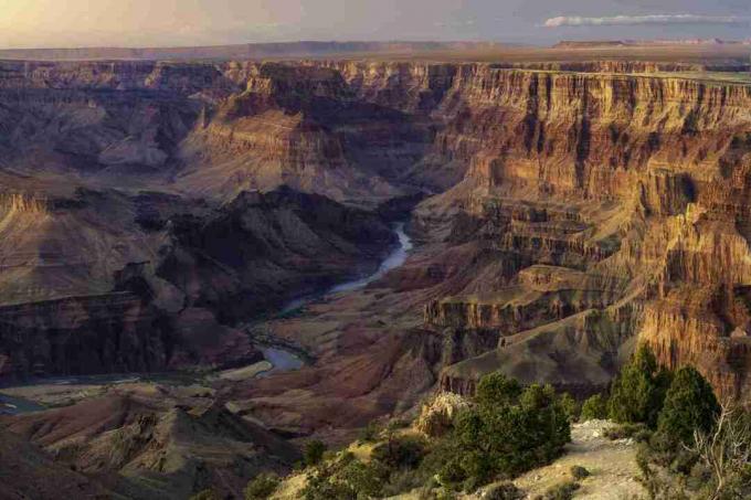 Farebný západ slnka s výhľadom na rieku Colorado hlboko v Grand Canyon