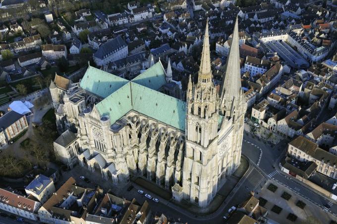 Letecký pohľad na katedrálu Chartres v Chartres vo Francúzsku