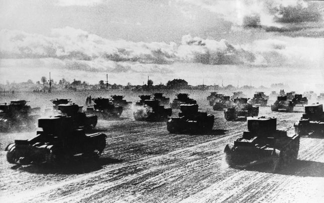 Ruské tanky sa ponáhľajú na front, jún 1941.