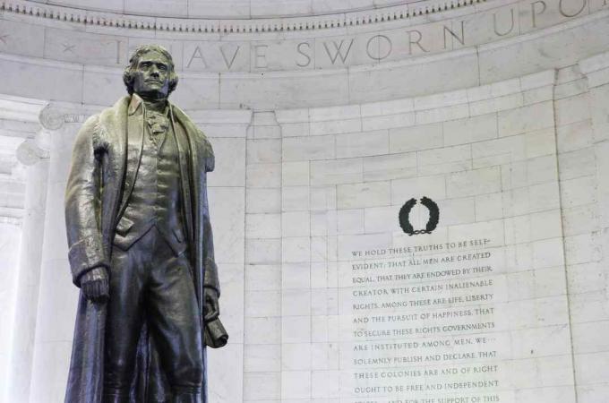 Jeffersonov pamätník v šedej tehlovej kruhovej miestnosti