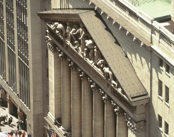 NYSE Broad Street fasáda zhora, pediment, svetlík