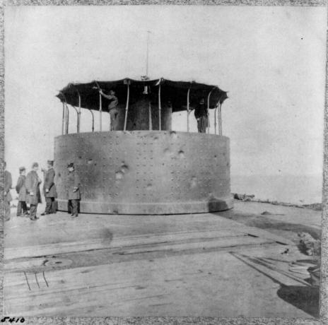 Vylepšený monitor, U.S.S. Passaic, fotografoval ukázať bitke poškodenie jeho veže.