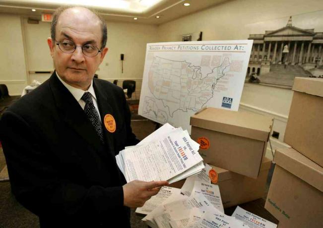 Autor Salman Rushdie doručuje petície Patriot Act