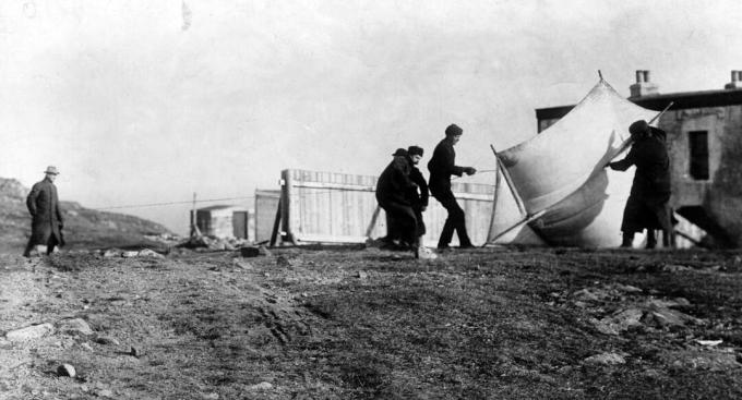 Guglielmo Marconi sledoval spoločníkov zdvíhajúcich draka používaného na zdvíhanie antény v St. John's, Newfoundland, december 1901