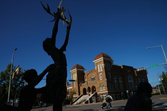 Pohľad na sochu 'Four Spirits' a 16th Street Baptist Church v Birminghame, Alabama.