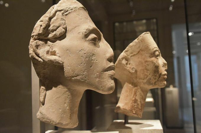 Busty Nefertiti a Akhenaten, zobrazenie profilu.