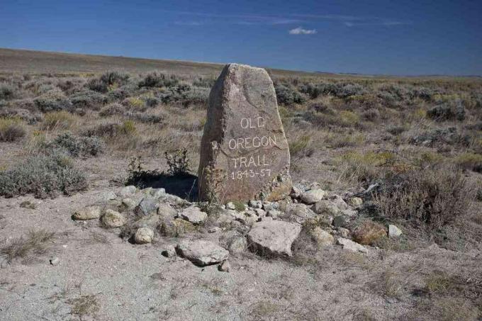 Marker blízko South Pass na Oregon Trail pod modrou oblohou.