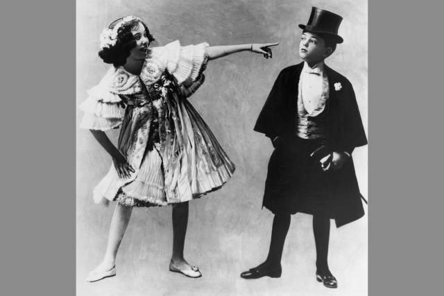 Adele a Fred Astaire, brat a sestra vaudeville, konajú okolo roku 1905