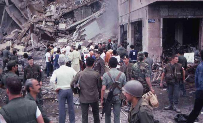 Dav vojakov a poskytovateľov pomoci stojí uprostred ničenia a poškodenia na mieste samovražedných atentátov na americké veľvyslanectvo, Bejrút, Libanon, 18. apríla 1983.