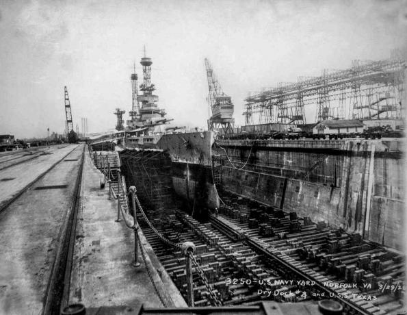 Bojová loď USS Texas (BB-35) v suchom doku, 1926.