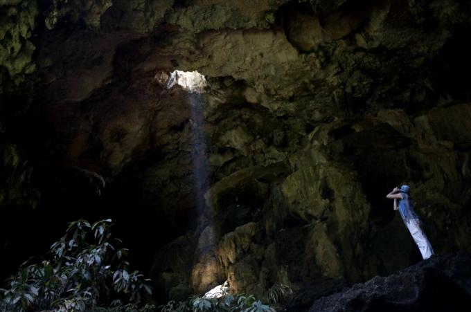 Turistické fotografuje pri vchode do jaskyne Calcehtok v Oxkintoku v štáte Yucatan na mexickom Yucatánskom polostrove.