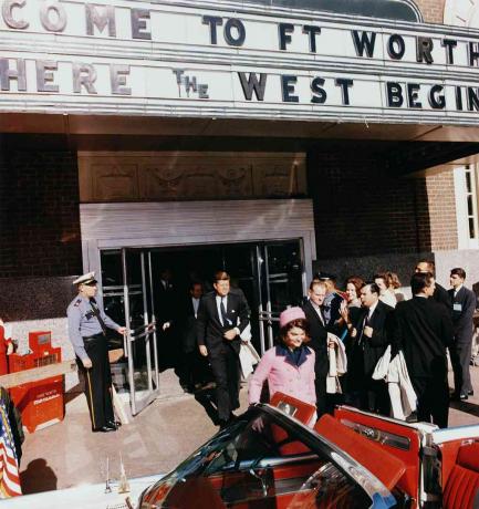 Prezident John F. Kennedy a prvá dáma Jacqueline Kennedy vychádzajú z divadla Fort Worth v Texase