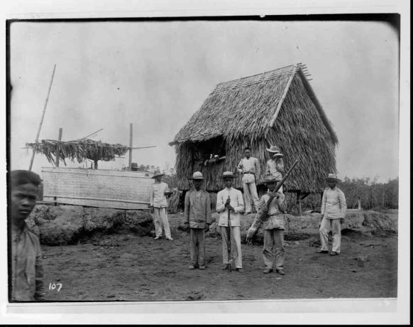 Filipínski dôstojníci v kolibe počas filipínskeho povstania