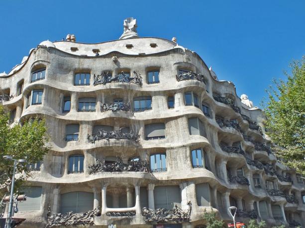 Oblý bytový dom v španielskej Barcelone, Casa Mila, od Antoni Gaudi