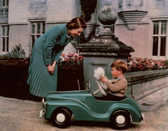 28. september 1952: Princezná Alžbeta sleduje svojho syna, princa Charlesa, ktorý hrá v jeho autíčku, zatiaľ čo v Balmorale.
