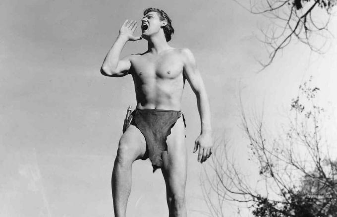 Johnny Weissmuller zobrazujúci Tarzana