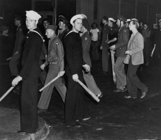 Gangy amerických námorníkov a námorníkov vyzbrojených palicami počas nepokojov v Zoot Suit, Los Angeles, Kalifornia, jún 1943.