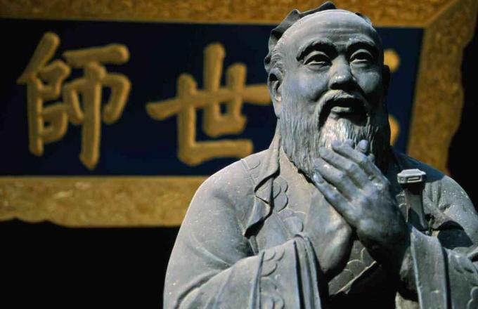 Ctihodný mudrc Konfucius, ktorého filozofia ovplyvňovala čínsku civilizáciu po celé storočia - Wenmiao (Konfucius chrám), okres Nanshi.