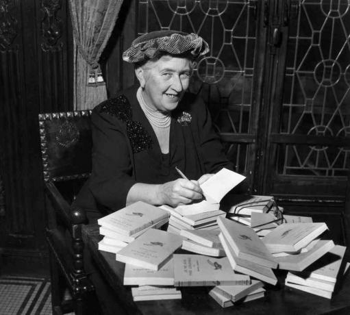 Agatha Christie podpisuje hromadu kníh