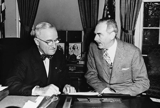 Fotografia Harryho S. Truman a Dean Acheson