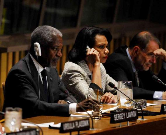 U.N. Generálny tajomník Kofi Annan a riaditelia kvarteta z tlačovej konferencie Európskej únie