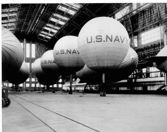 Štyri nafúknuté balóny s nepružnou vzducholodí v hangári LTA v NAS Lakehurst, NJ 15. apríla 1940