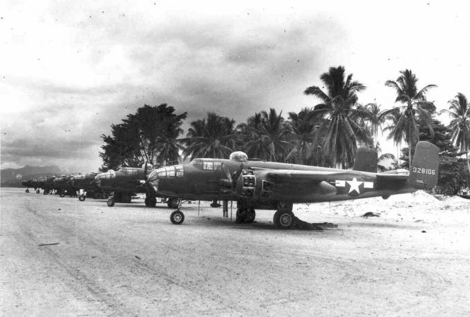 Bombardéry B-25 sa postavili na dráhe v južnom Pacifiku.