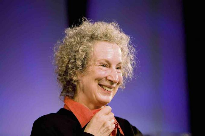 Obrázok Margaret Atwood s úsmevom na fialovom pozadí