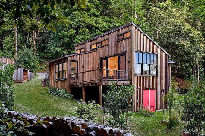 Vertikálne vonkajšie obloženie na Mendocino County Cottage od architekta Cathy Schwabe, AIA