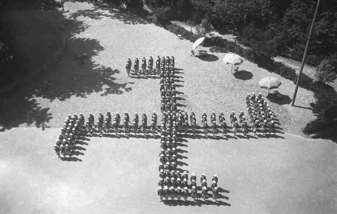 Letný tábor talianskych dievčat, ktorý tvorí nacistickú svastiku, 8. augusta 1942, Janov, Taliansko.